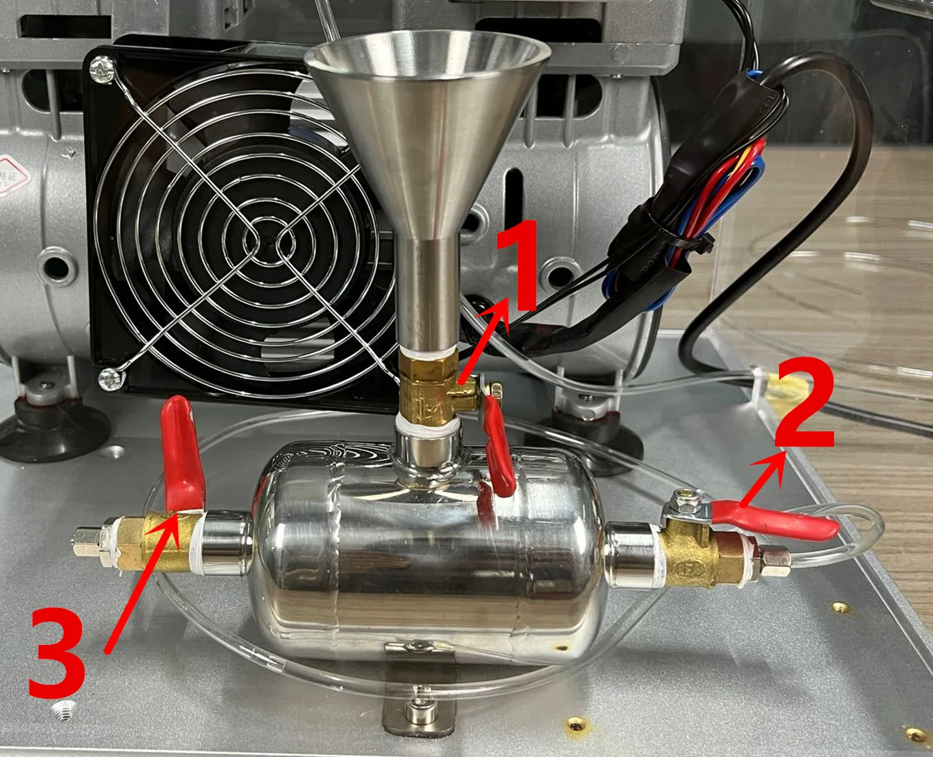 Positive-pressure liquid leakage tester liquid tank and sample connection setup